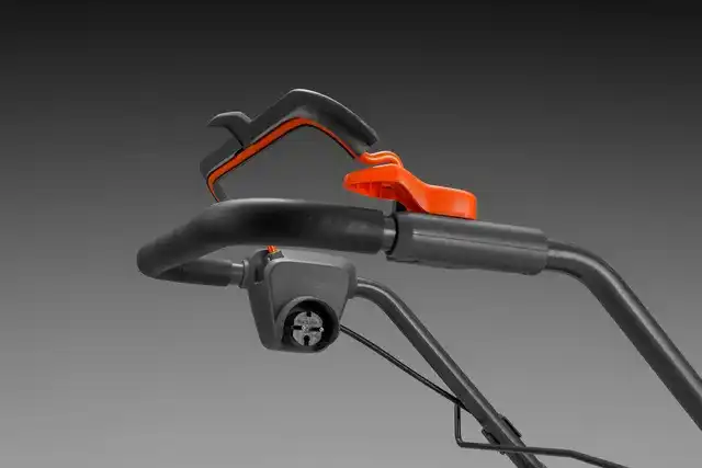 Sklopení rukojeti vertikutátoru Husqvarna S138C